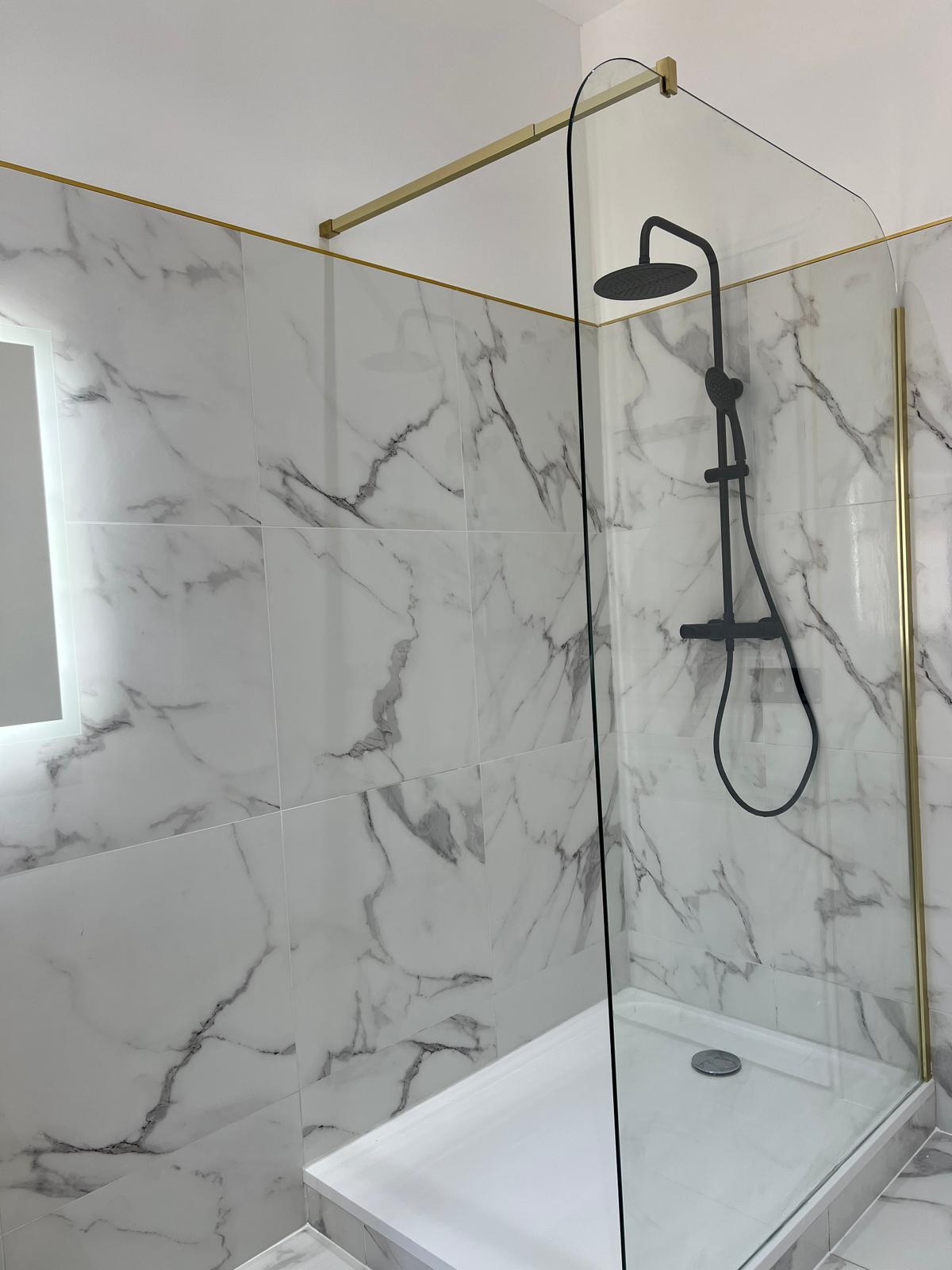 Douche italienne avec carrelage effet marbre et profilés laiton réalisée par EGBR à Salon-de-Provence